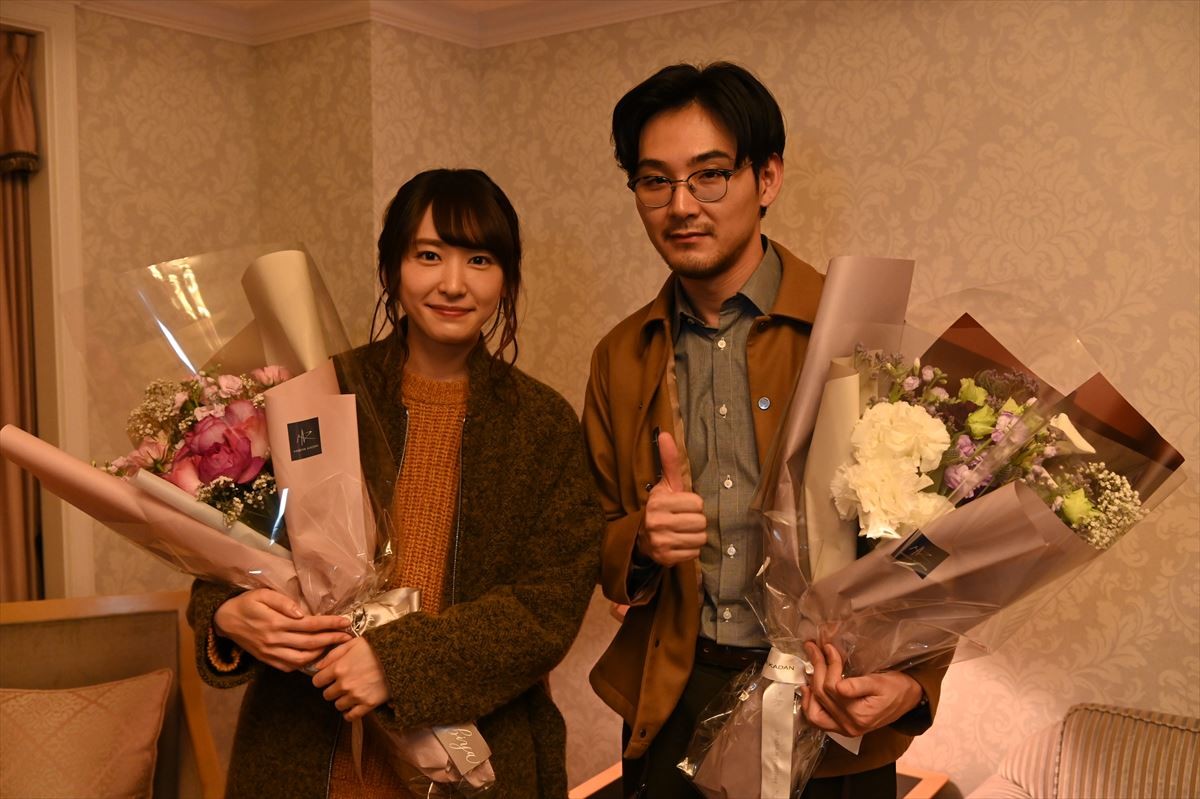 (左から)『獣になれない私たち』新垣結衣、松田龍平クランクアップの様子