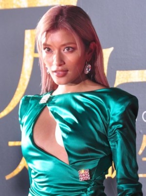 映画『アリー／スター誕生』ジャパンプレミアに登場したローラ