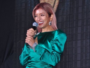 映画『アリー／スター誕生』ジャパンプレミアに登場したローラ