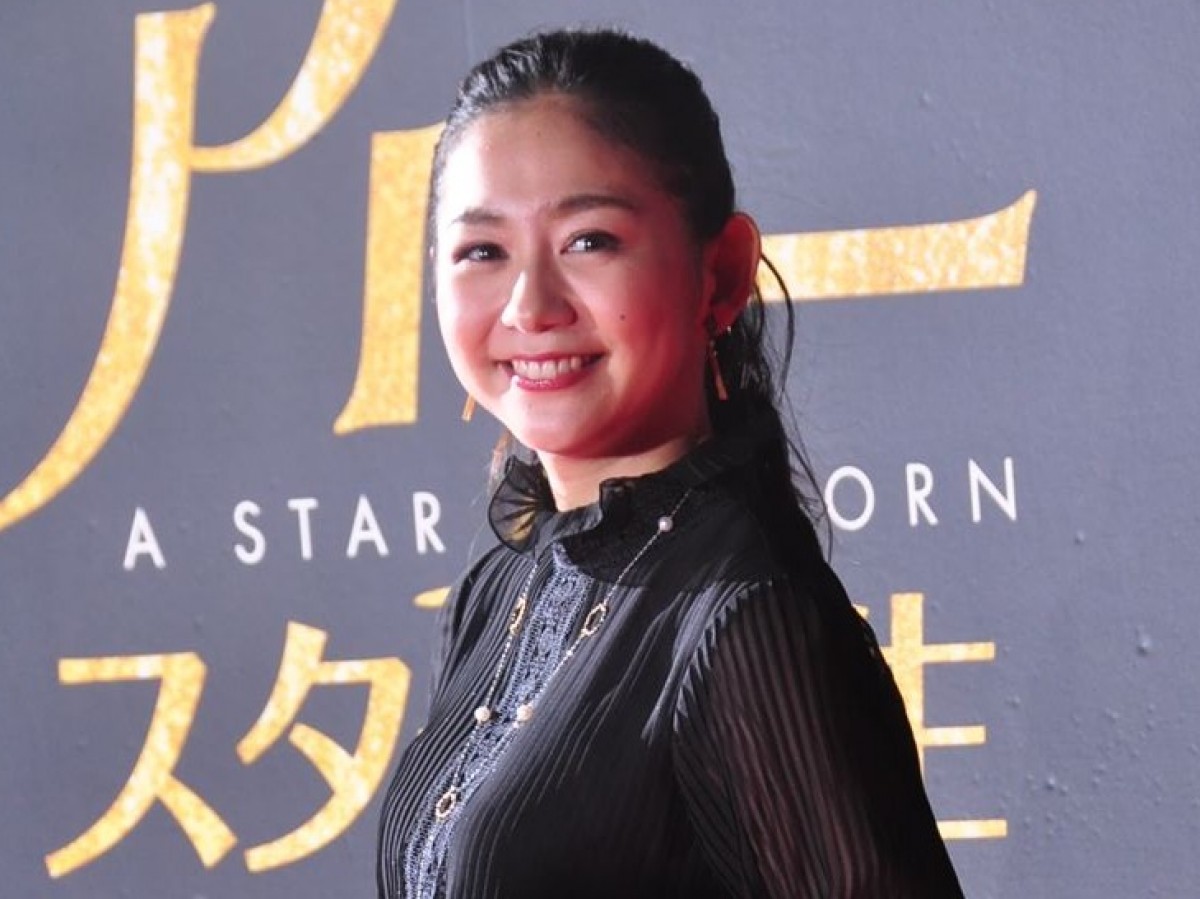 ブラッドリー・クーパー、薄着のローラを気遣いコートを脱いで着せる