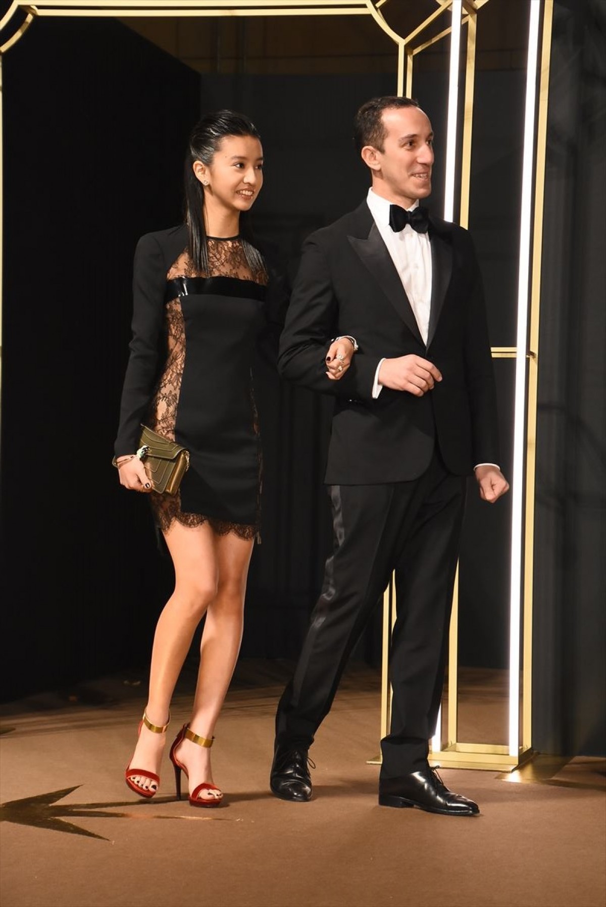 杏、3児の母と思えぬ抜群のスタイル披露　大胆なスリットから美脚チラ見せ