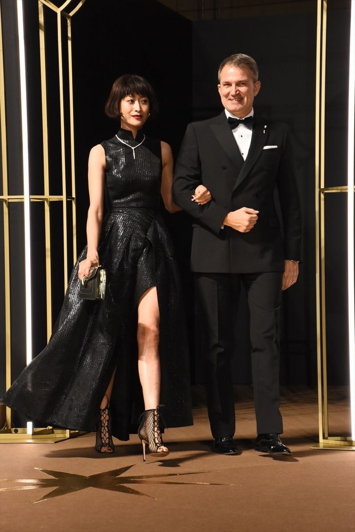 杏、3児の母と思えぬ抜群のスタイル披露　大胆なスリットから美脚チラ見せ