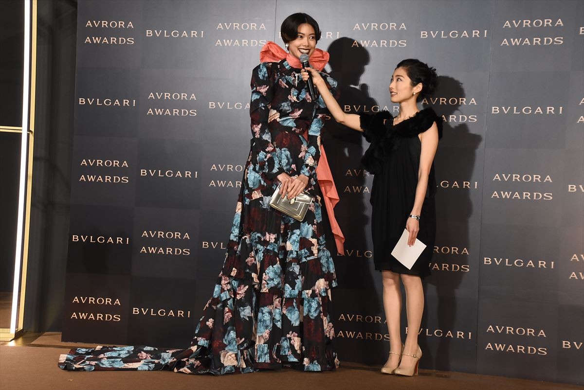 杏、3児の母と思えぬ抜群のスタイル披露　大胆なスリットから美脚チラ見せ