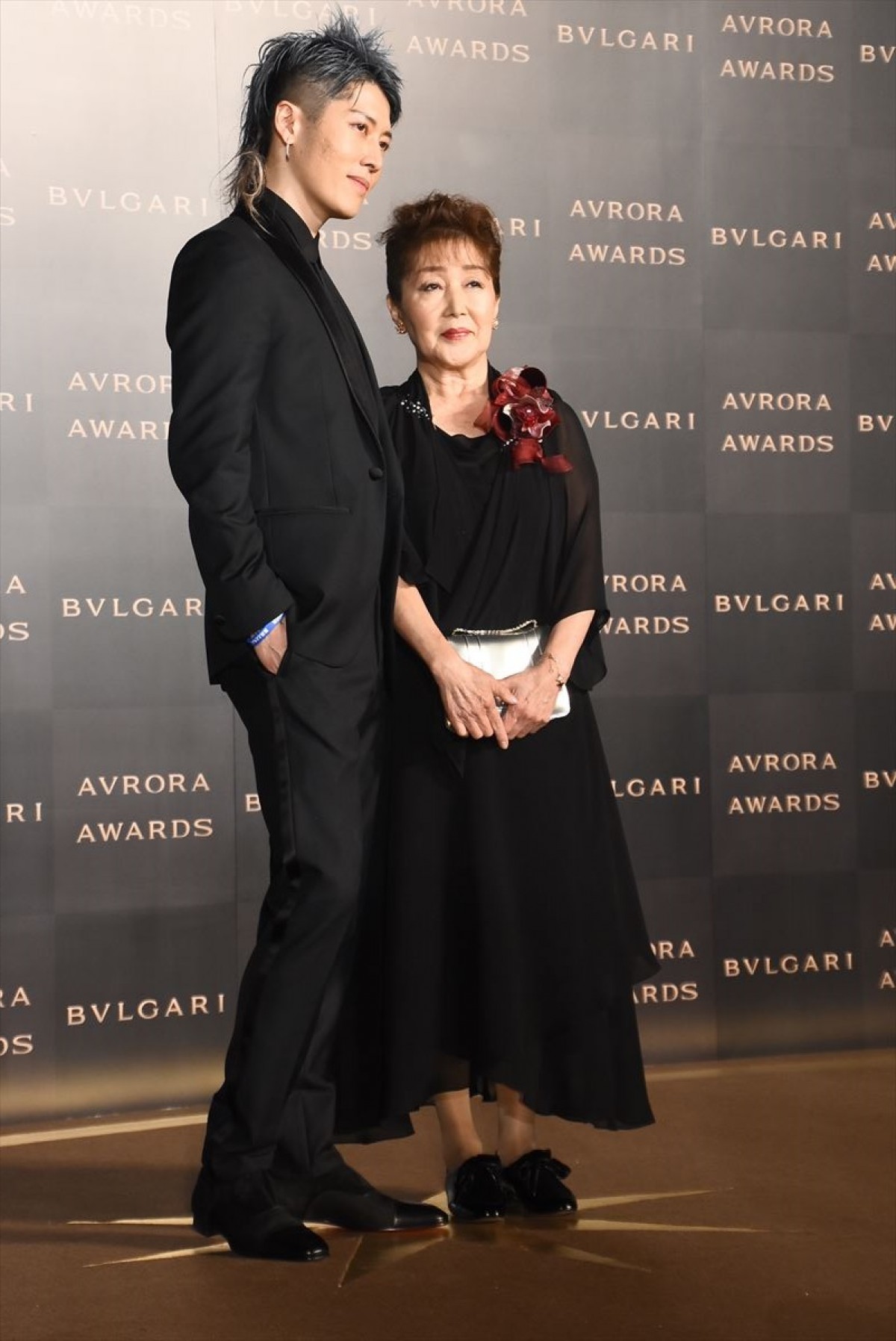 杏、3児の母と思えぬ抜群のスタイル披露　大胆なスリットから美脚チラ見せ