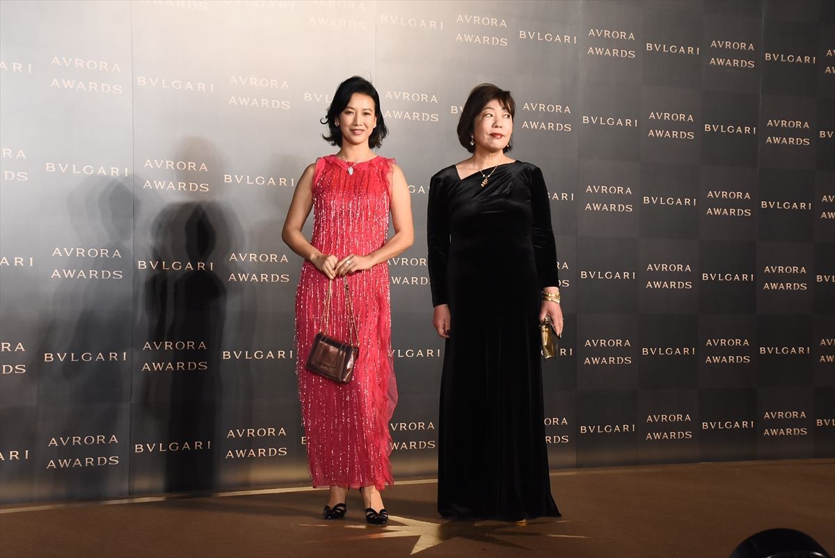 杏、3児の母と思えぬ抜群のスタイル披露　大胆なスリットから美脚チラ見せ