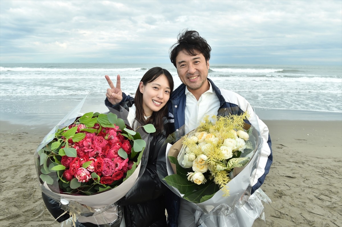 『大恋愛~僕を忘れる君と』をクランクアップした戸田恵梨香とムロツヨシ