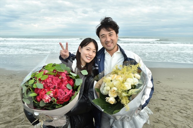 『大恋愛~僕を忘れる君と』をクランクアップした戸田恵梨香とムロツヨシ