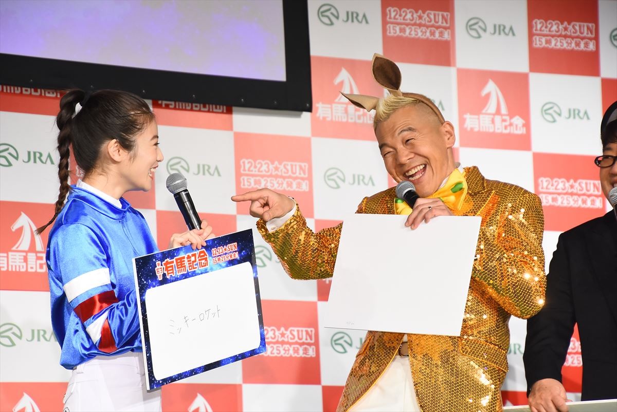 今田美桜、ジョッキー姿でロボ馬に騎乗　2018年の振り返りも