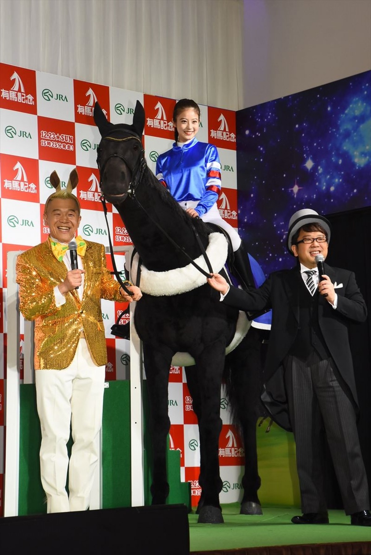 今田美桜、ジョッキー姿でロボ馬に騎乗　2018年の振り返りも