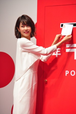 「平成31年用年賀状 引き受け開始セレモニー」に登壇した加藤綾子