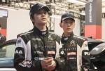 東出昌大、新田真剣佑、北村匠海が使用したメカニックスーツ、レーシングスーツを展示中！