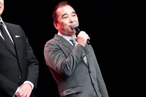 『マスカレード・ホテル』完成披露試写会に登場した鈴木雅之監督