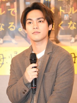 土曜ドラマ『母、帰る～AIの遺言～』試写会に登場した柳楽優弥