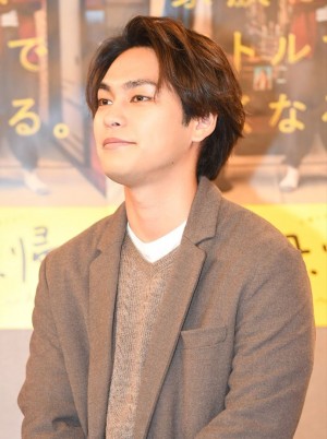 土曜ドラマ『母、帰る～AIの遺言～』試写会に登場した柳楽優弥
