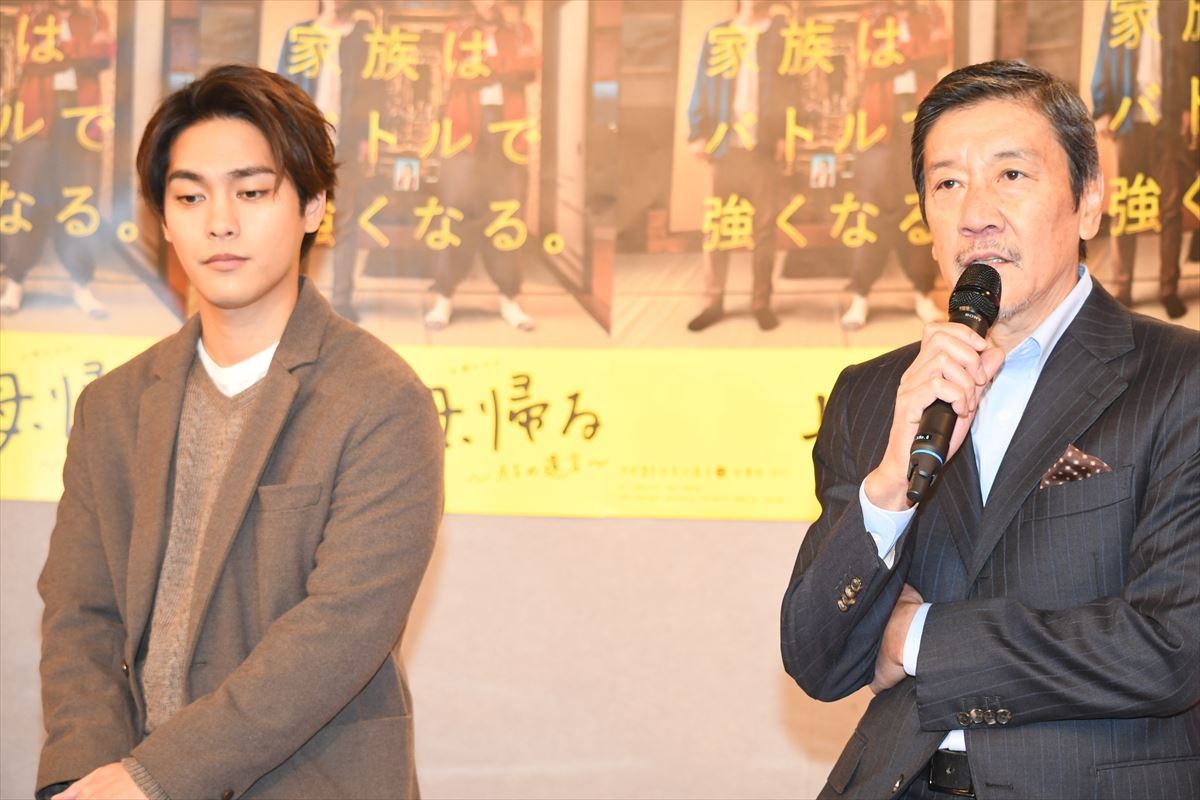 柳楽優弥、安藤サクラの父・奥田瑛二からの絶賛に照れ笑い！