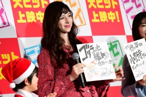 映画『ニセコイ』公開記念舞台挨拶に登壇した中条あやみ