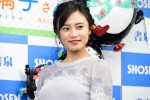 カレンダー発売記念イベントに登場した小島瑠璃子