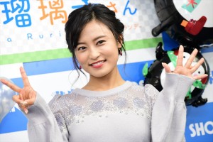 カレンダー発売記念イベントに登場した小島瑠璃子