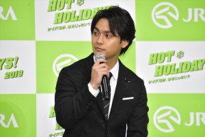 「2019年 JRA 新CM発表会」に登壇した柳楽優弥