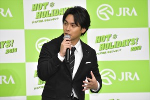 「2019年 JRA 新CM発表会」に登壇した柳楽優弥