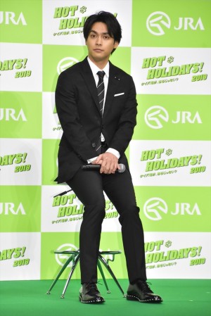 「2019年 JRA 新CM発表会」に登壇した柳楽優弥
