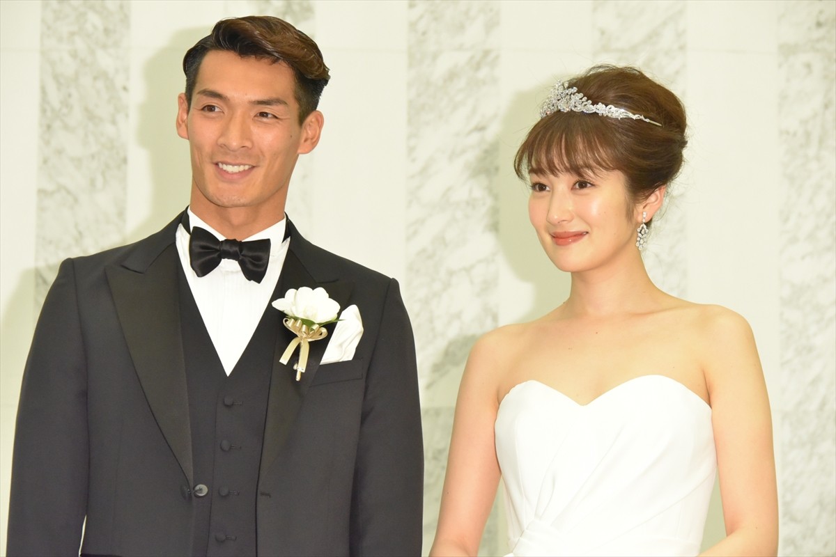 槙野智章＆高梨臨、結婚披露宴で幸せオーラ全開！ 共に「幸せ」と満面の笑み