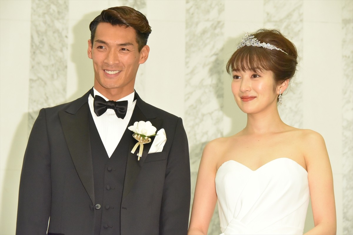 槙野智章＆高梨臨、結婚披露宴で幸せオーラ全開！ 共に「幸せ」と満面の笑み
