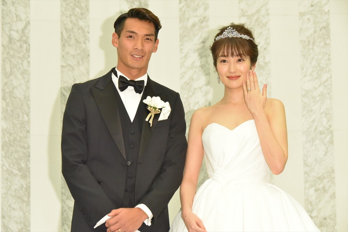槙野智章＆高梨臨、結婚披露宴で幸せオーラ全開！ 共に「幸せ」と満面の笑み