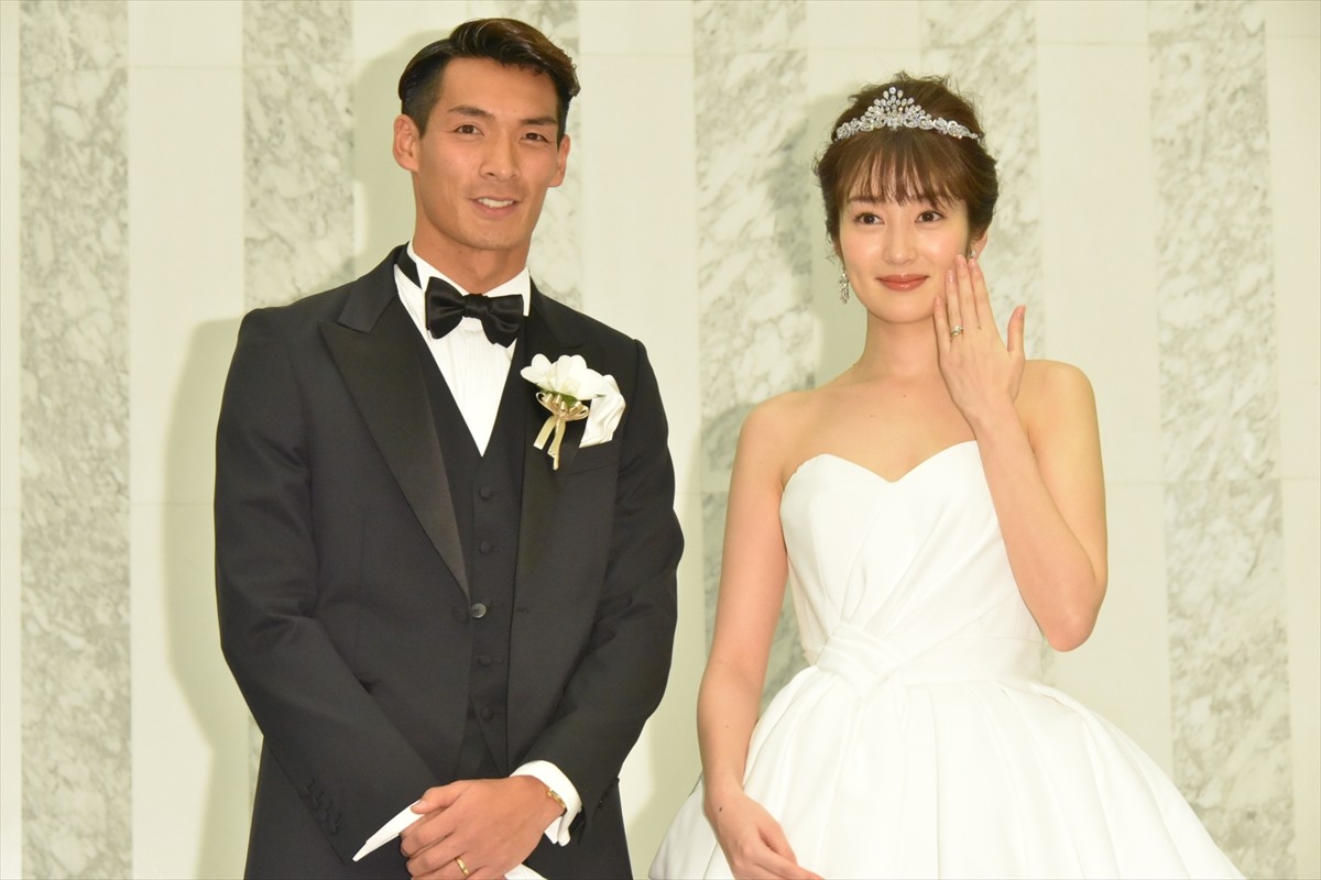 槙野智章＆高梨臨、結婚披露宴で幸せオーラ全開！ 共に「幸せ」と満面の笑み