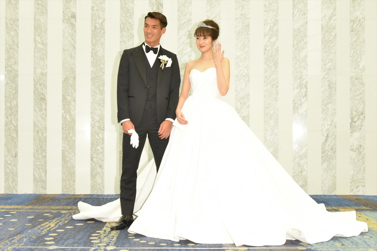 槙野智章＆高梨臨、結婚披露宴で幸せオーラ全開！ 共に「幸せ」と満面の笑み