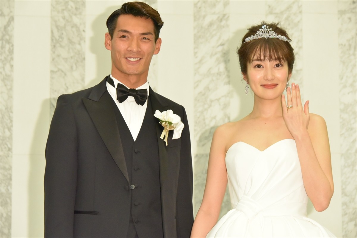 槙野智章＆高梨臨、結婚披露宴で幸せオーラ全開！ 共に「幸せ」と満面の笑み