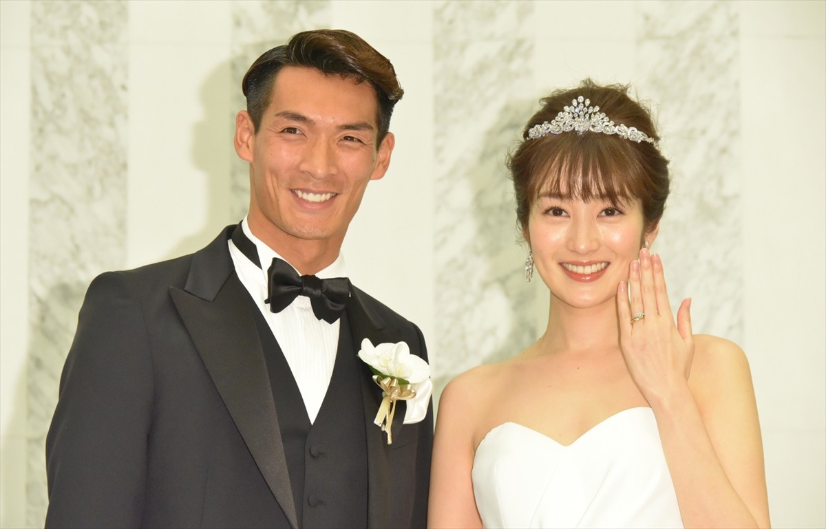 槙野智章＆高梨臨、結婚披露宴で幸せオーラ全開！ 共に「幸せ」と満面の笑み