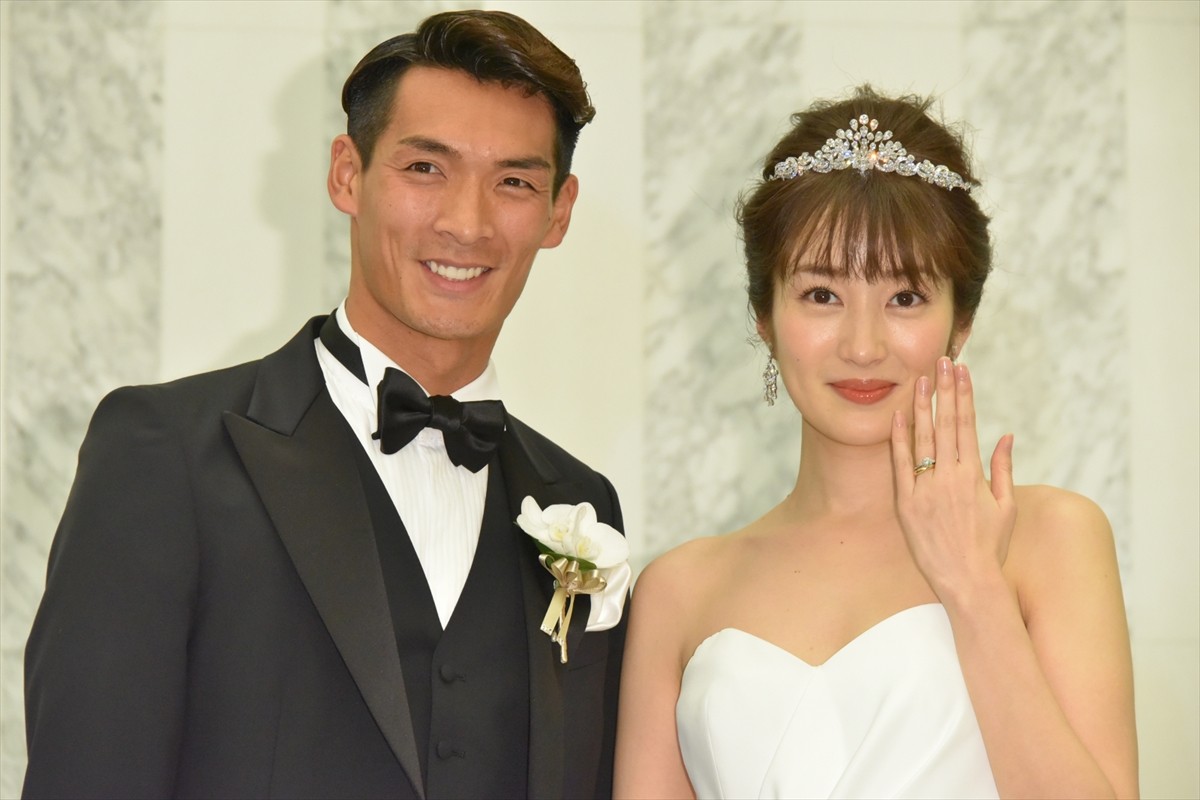 槙野智章＆高梨臨、結婚披露宴で幸せオーラ全開！ 共に「幸せ」と満面の笑み