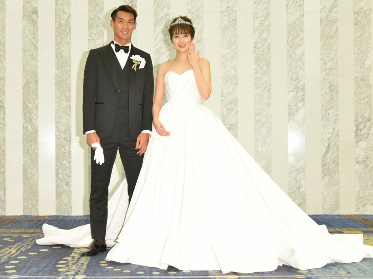 槙野智章＆高梨臨、結婚披露宴で幸せオーラ全開！ 共に「幸せ」と満面の笑み