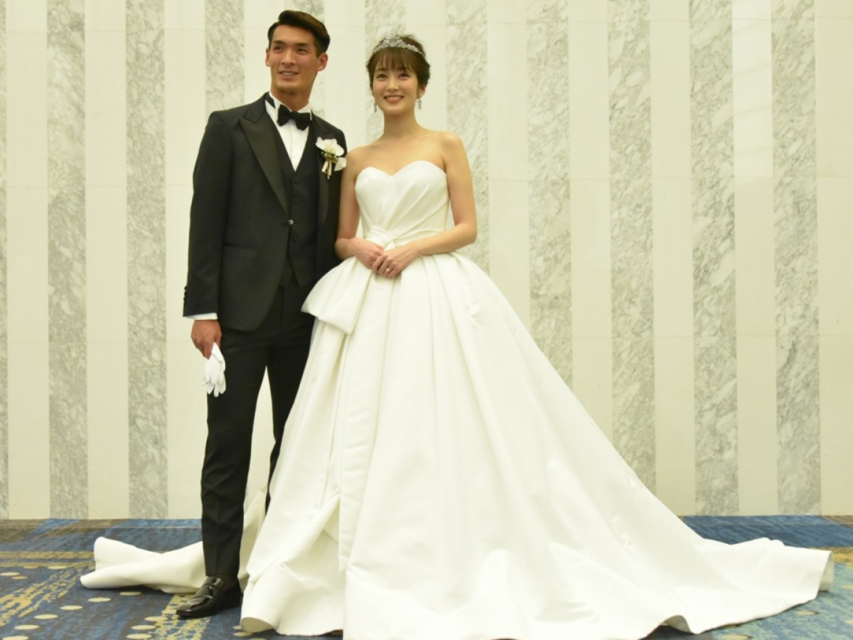 槙野智章＆高梨臨、結婚披露宴で幸せオーラ全開！ 共に「幸せ」と満面の笑み