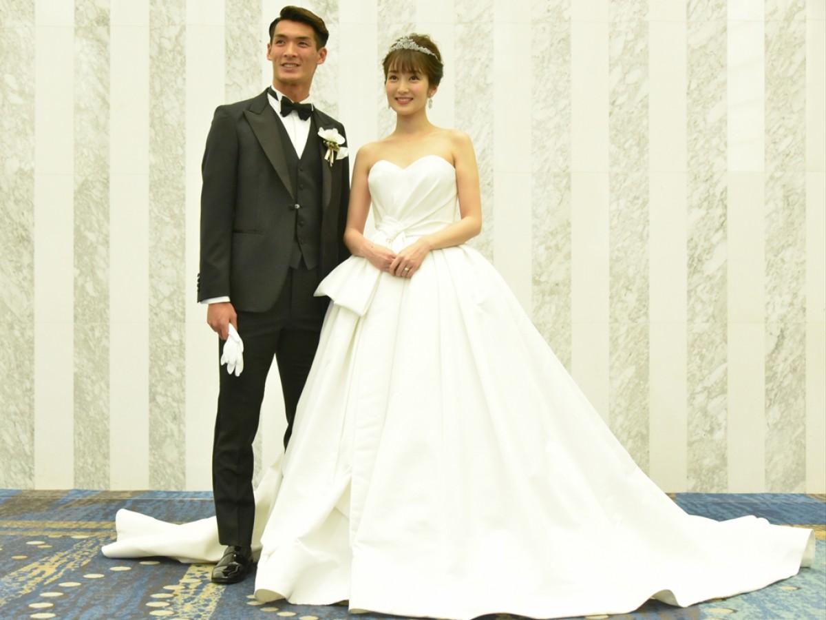 槙野智章＆高梨臨、結婚披露宴で幸せオーラ全開！ 共に「幸せ」と満面の笑み