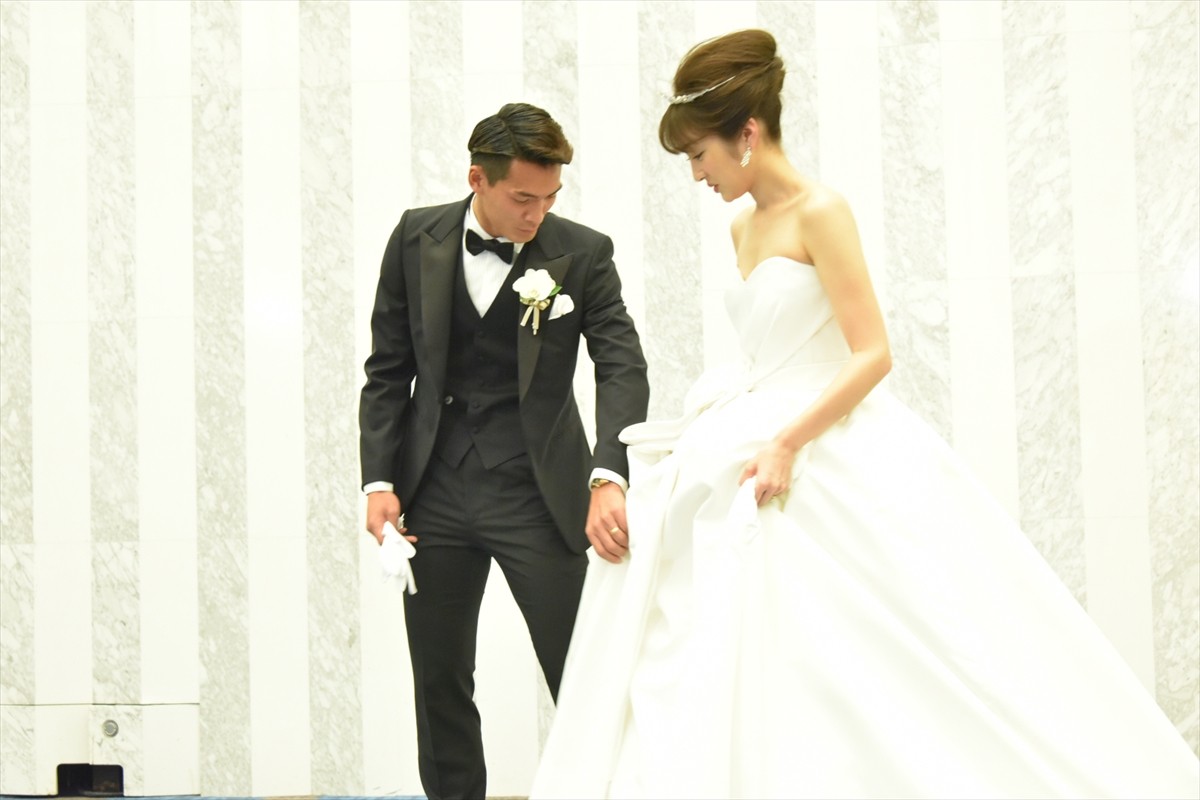 槙野智章＆高梨臨、結婚披露宴で幸せオーラ全開！ 共に「幸せ」と満面の笑み