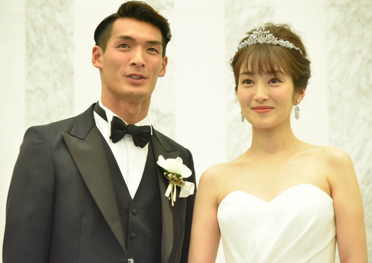 槙野智章＆高梨臨、結婚披露宴で幸せオーラ全開！ 共に「幸せ」と満面の笑み