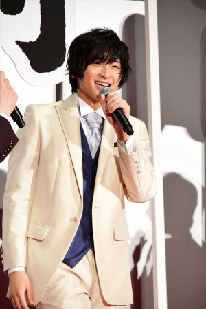 『映画刀剣乱舞』完成披露上映会に登場した荒牧慶彦