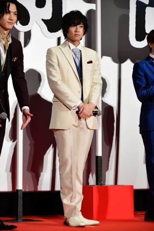 『映画刀剣乱舞』完成披露上映会に登場した荒牧慶彦