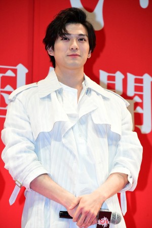 映画『十二人の死にたい子どもたち』のジャパンプレミアに登場した新田真剣佑