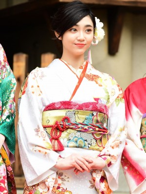 エイベックス・マネジメント 新春参拝＆晴れ着撮影会に登場した山谷花純