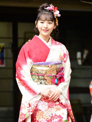 エイベックス・マネジメント 新春参拝＆晴れ着撮影会に登場した浅川梨奈