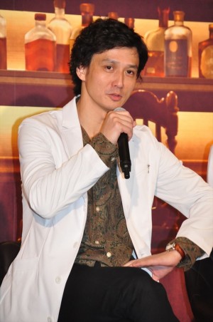 土曜ドラマ9『神酒クリニックで乾杯を』記者会見＆1話試写会に登場した安藤政信