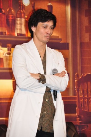 土曜ドラマ9『神酒クリニックで乾杯を』記者会見＆1話試写会に登場した安藤政信