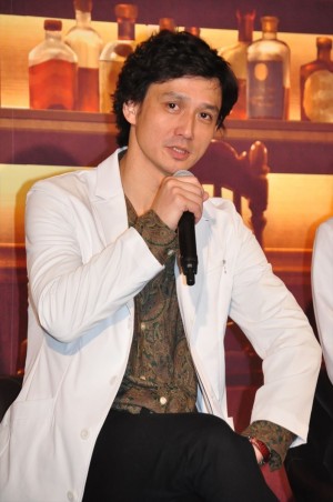 土曜ドラマ9『神酒クリニックで乾杯を』記者会見＆1話試写会に登場した安藤政信