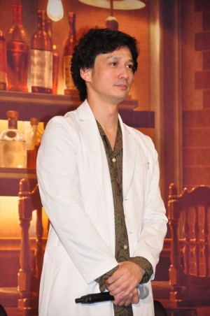 土曜ドラマ9『神酒クリニックで乾杯を』記者会見＆1話試写会に登場した安藤政信