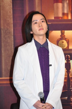 土曜ドラマ9『神酒クリニックで乾杯を』記者会見＆1話試写会に登場した板垣李光人