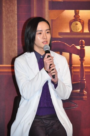 土曜ドラマ9『神酒クリニックで乾杯を』記者会見＆1話試写会に登場した板垣李光人