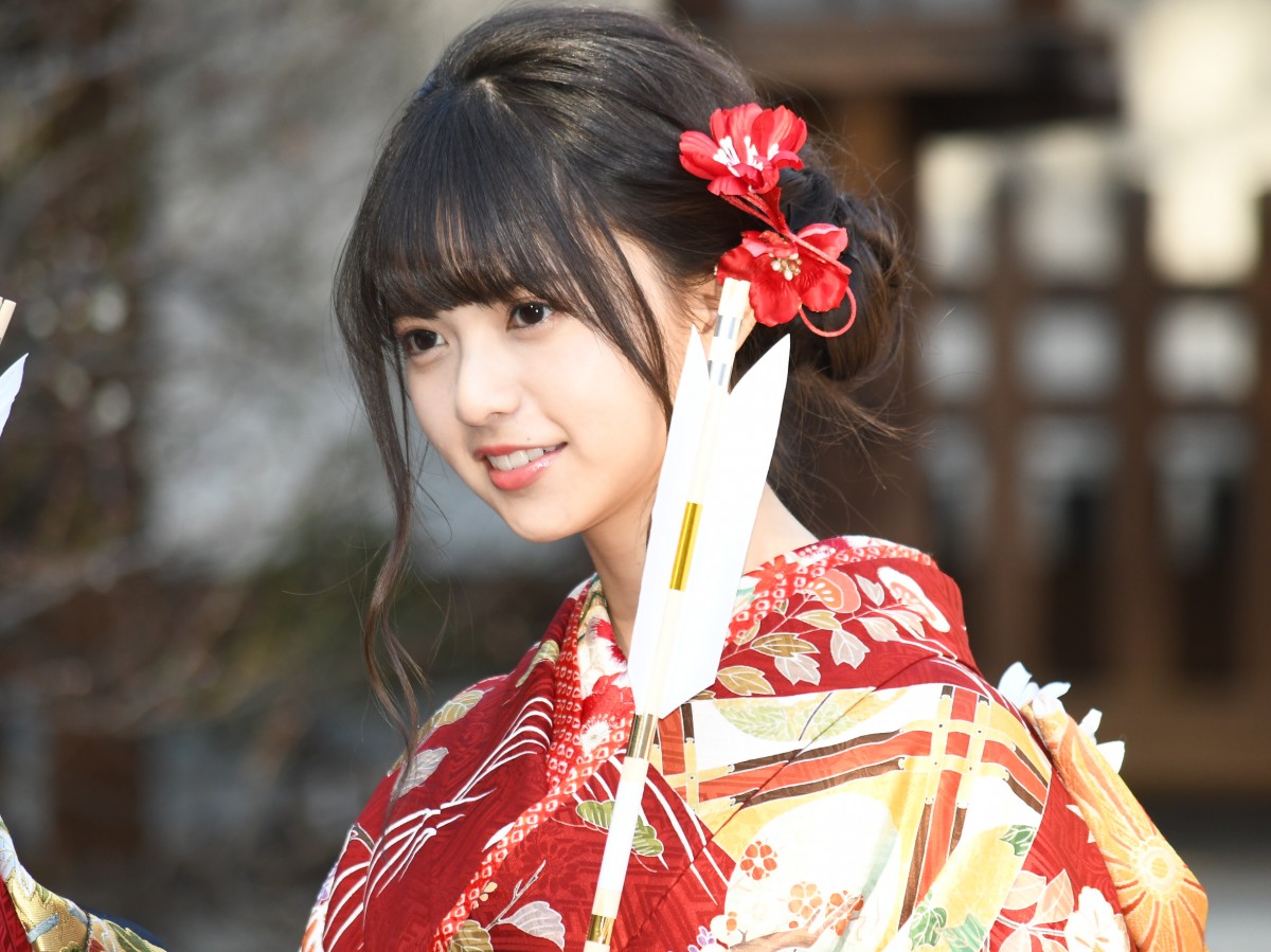 乃木坂46・齋藤飛鳥ら、艶やかな振り袖姿で成人式　憧れの女性像を明かす